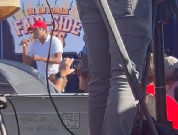 VIDEO: Vivek Ramaswamy Raps To Eminem’s ‘Lose Yourself’ To Cheering Iowa Voters