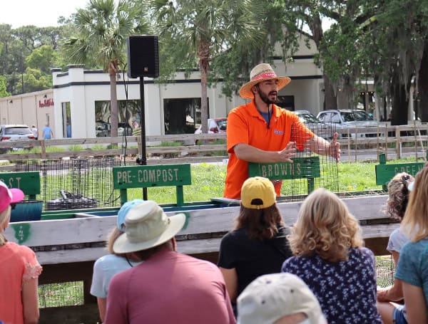UF/IFAS Extension Partners With Pizzeria To Teach Composting Basics UF/IFAS Extension Partners With Pizzeria To Teach Composting Basics